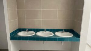 Lavabos renovados en el Camp d'Aprenentatge de Sant Joan de Labritja