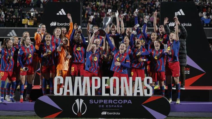Jugadoras del FC Barcelona celebrando la victoria en la Supercopa 2026