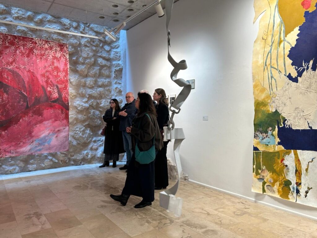 Visitantes observando obras de arte en la exposici&oacute;n de Alar&oacute;