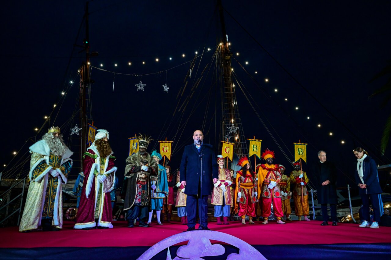 Los Reyes Magos en la Cabalgata de Palma con autoridades locales