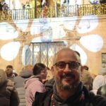 Hombre sonriendo frente a la Cabalgata de Reyes en Palma