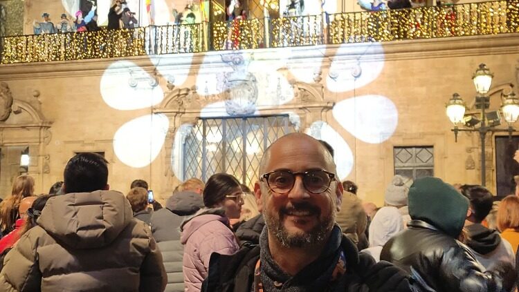 Hombre sonriendo frente a la Cabalgata de Reyes en Palma