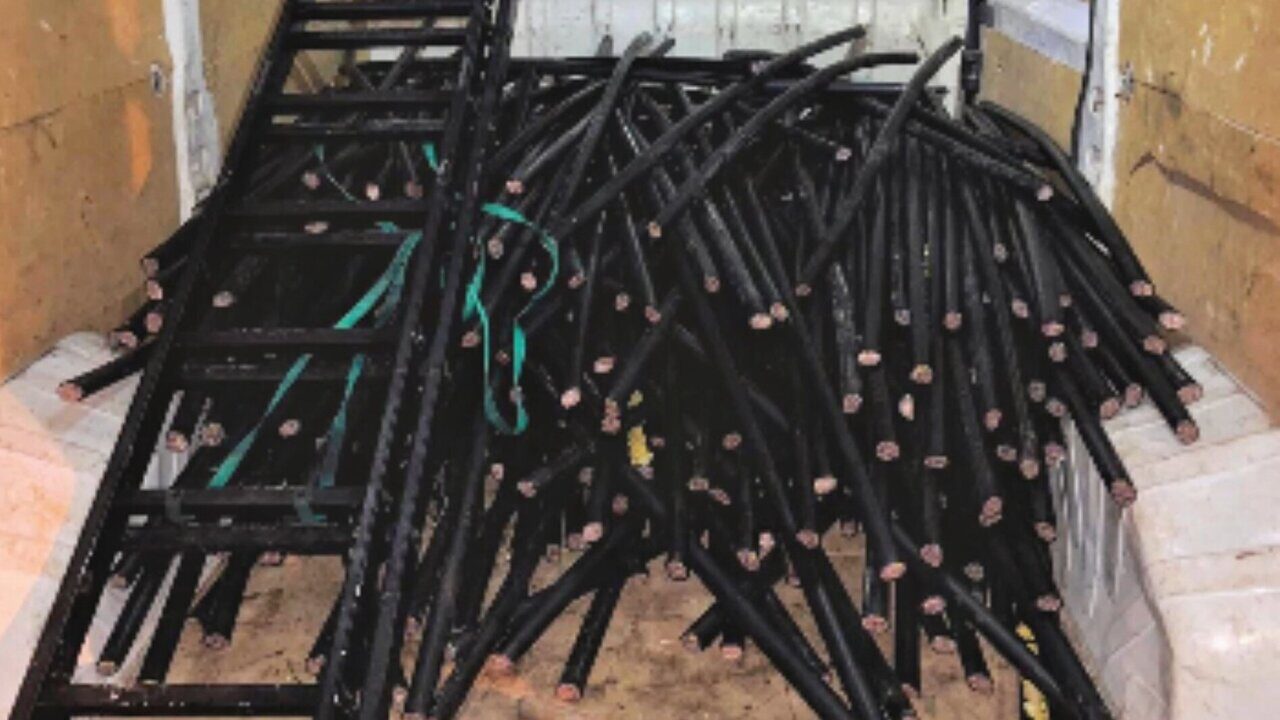 Furgoneta con trozos de cable de cobre robado en Alc&uacute;dia