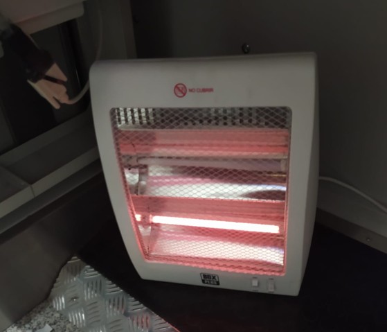 Calefactor utilizado por trabajadores en el aeropuerto de Palma para combatir el fr&iacute;o