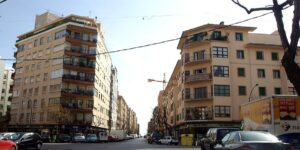 Vista de la calle Joan Alcover en Palma con edificios residenciales.