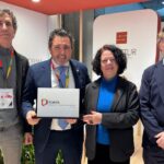 El alcalde de Calvià recibiendo un distintivo en Fitur