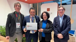 El alcalde de Calvi&agrave; recibiendo un distintivo en Fitur