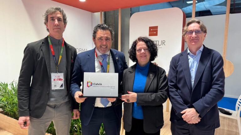 El alcalde de Calvià recibiendo un distintivo en Fitur