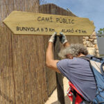 Se&ntilde;al del cam&iacute; des Cab&agrave;s indicando distancias a Bunyola y Alar&oacute;