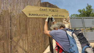 Se&ntilde;al del cam&iacute; des Cab&agrave;s indicando distancias a Bunyola y Alar&oacute;