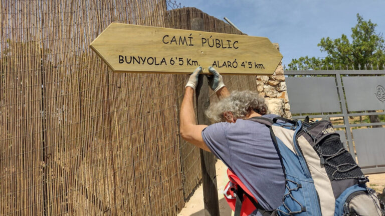 Se&ntilde;al del cam&iacute; des Cab&agrave;s indicando distancias a Bunyola y Alar&oacute;