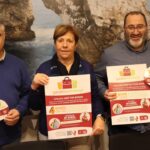 Tres personas sosteniendo carteles de la campaña Gaudeix del terme de Santanyí