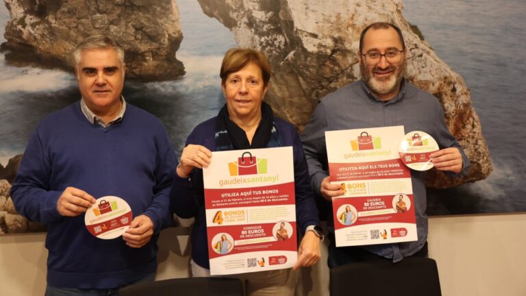 Tres personas sosteniendo carteles de la campaña Gaudeix del terme de Santanyí