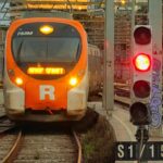 Tren de Rodalies detenido en una estaci&oacute;n con se&ntilde;al roja