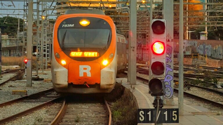 Tren de Rodalies detenido en una estación con señal roja