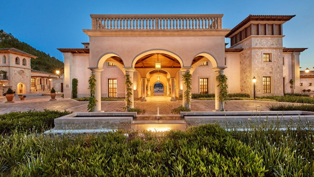 Vista del Cap Vermell Grand Hotel en Mallorca al atardecer