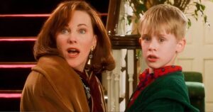 Catherine O'Hara y Macaulay Culkin en una escena de Solo en Casa