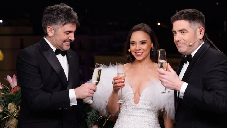 Chenoa y Estopa brindando por la entrada de año 2026 durante las campanadas en La 1 TVE.