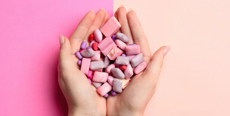 Manos sosteniendo una variedad de chicles de colores