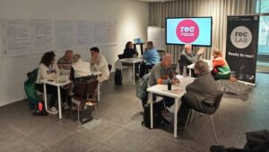 Reuni&oacute;n en el cineclub Inca durante la proyecci&oacute;n de Fuerza Mayor