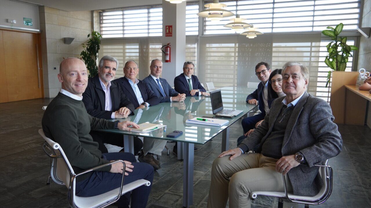 Reuni&oacute;n de Bale&agrave;ria, GNV y Trasmed con el presidente del Consell de Menorca