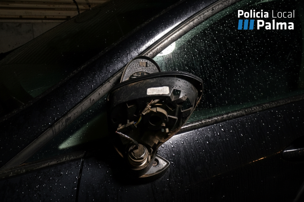 Espejo retrovisor dañado de un coche tras un accidente