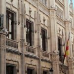 Edificio del Consell de Mallorca con detalles arquitect&oacute;nicos y banderas