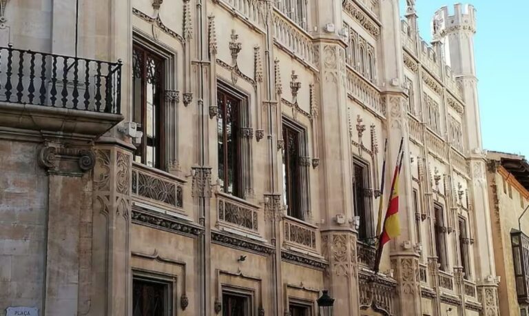 Edificio del Consell de Mallorca con detalles arquitectónicos y banderas