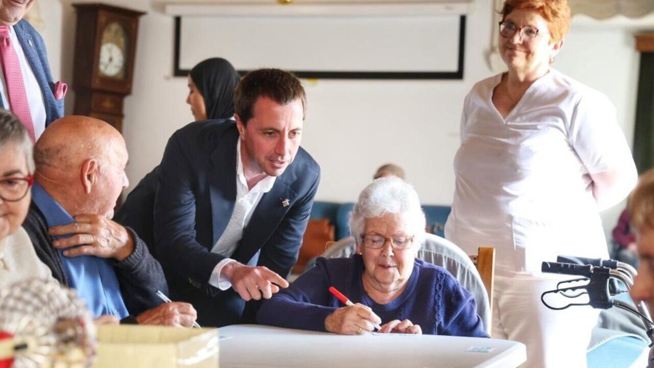 Personas mayores participando en una actividad social en Mallorca