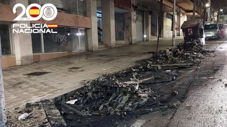 Contenedores quemados en una calle de Palma tras un incendio