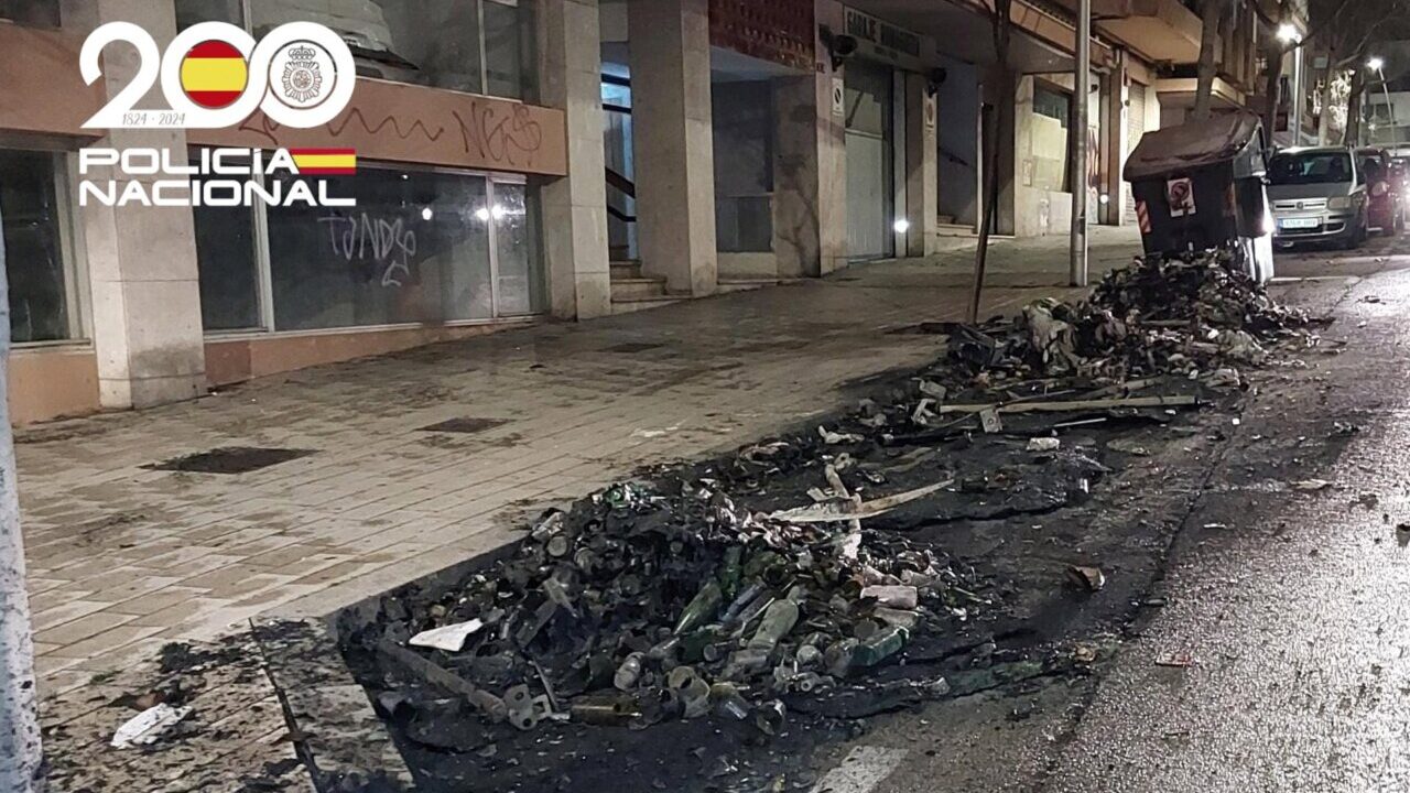 Contenedores quemados en una calle de Palma tras un incendio