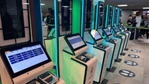 M&aacute;quinas de control autom&aacute;tico de pasaportes en un aeropuerto espa&ntilde;ol