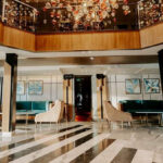 Interior del crucero MS Golden con decoraci&oacute;n moderna y elegante