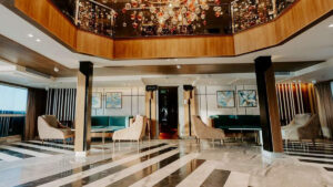 Interior del crucero MS Golden con decoraci&oacute;n moderna y elegante