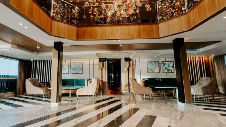 Interior del crucero MS Golden con decoraci&oacute;n moderna y elegante