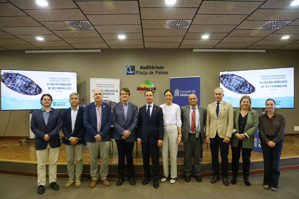 Grupo de personas en un evento sobre el pecio de ses Fontanelles