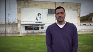 Dani G&uuml;iza en el campo de f&uacute;tbol de Jerez Industrial