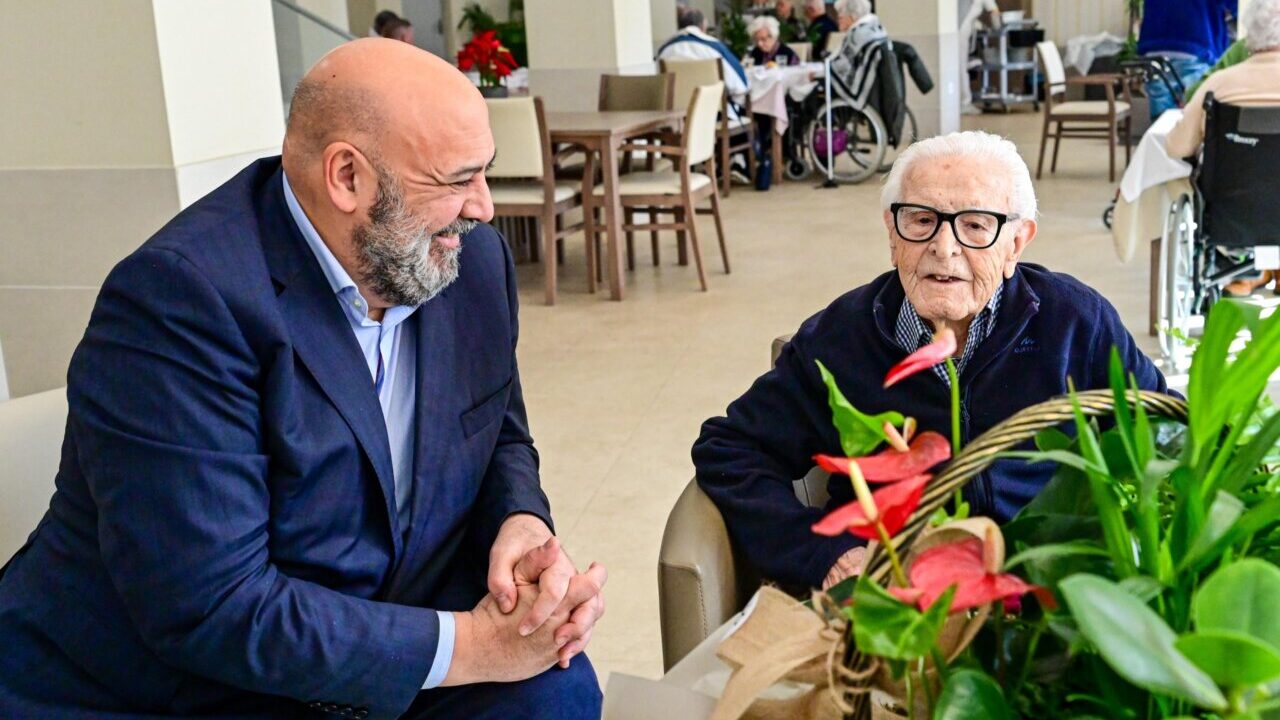 David Torres conversando con el alcalde en un ambiente acogedor