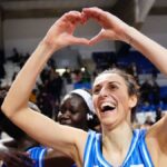 Alba Torrens celebra su debut con el equipo Azulmarino en un partido de baloncesto.