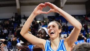 Alba Torrens celebra su debut con el equipo Azulmarino en un partido de baloncesto.