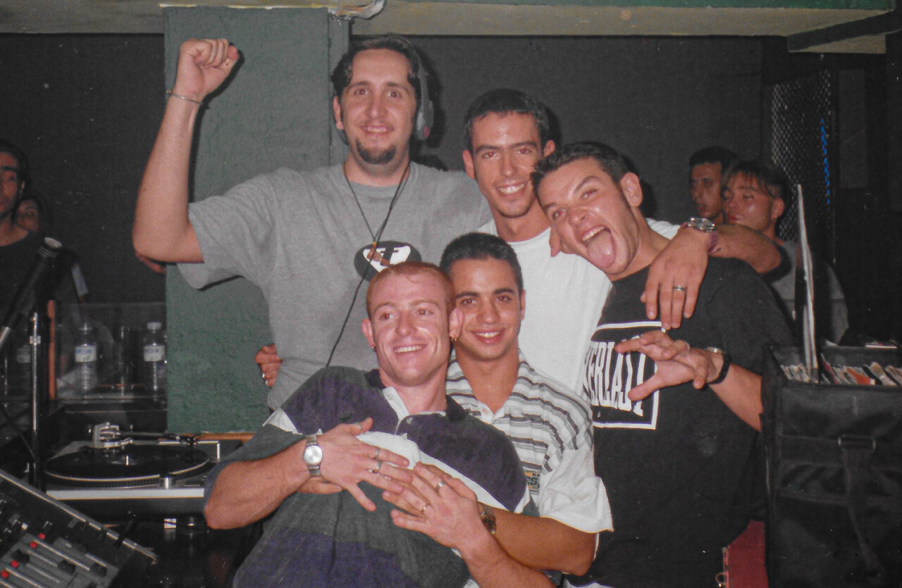 Grupo de deejays celebrando en un club de m&uacute;sica electr&oacute;nica
