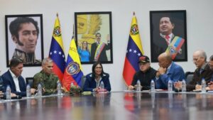 Delcy Rodr&iacute;guez en reuni&oacute;n con l&iacute;deres venezolanos y banderas del pa&iacute;s.