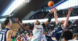 Jugadores de baloncesto en un partido entre Fibwi Mallorca y Oviedo
