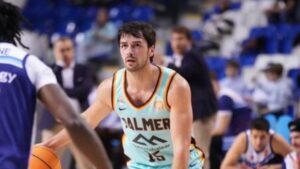 Jugador del Palmer Basket en acci&oacute;n durante un partido de baloncesto