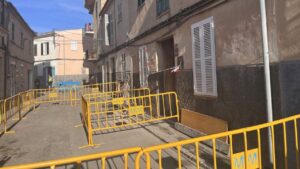 Vista de la calle Sant Francesc en Manacor tras el derrumbe de una casa