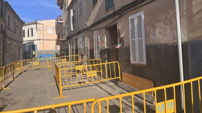 Vista de la calle Sant Francesc en Manacor tras el derrumbe de una casa