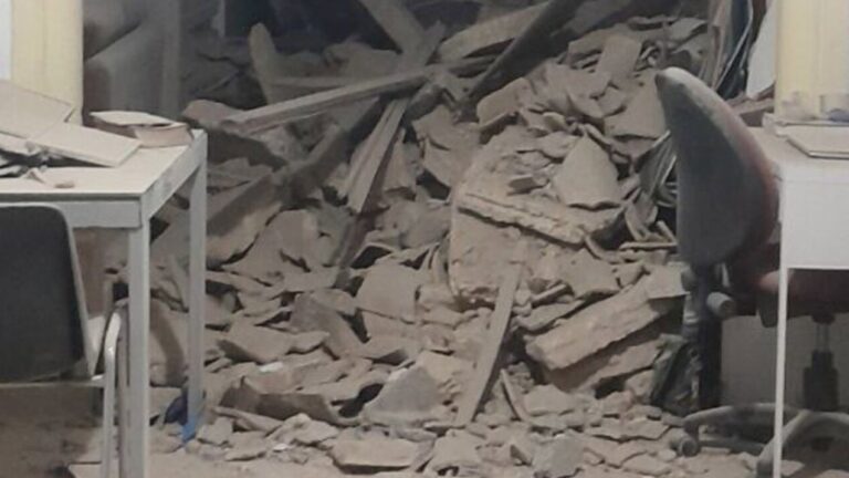 Interior de una vivienda tras el derrumbe del techo en Manacor