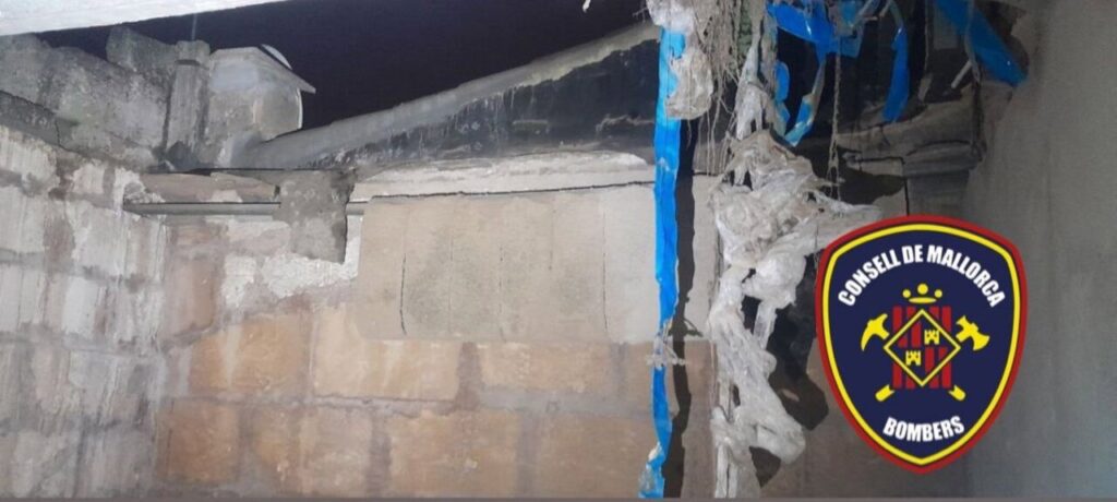 Interior de una vivienda con da&ntilde;os tras un derrumbe en Manacor