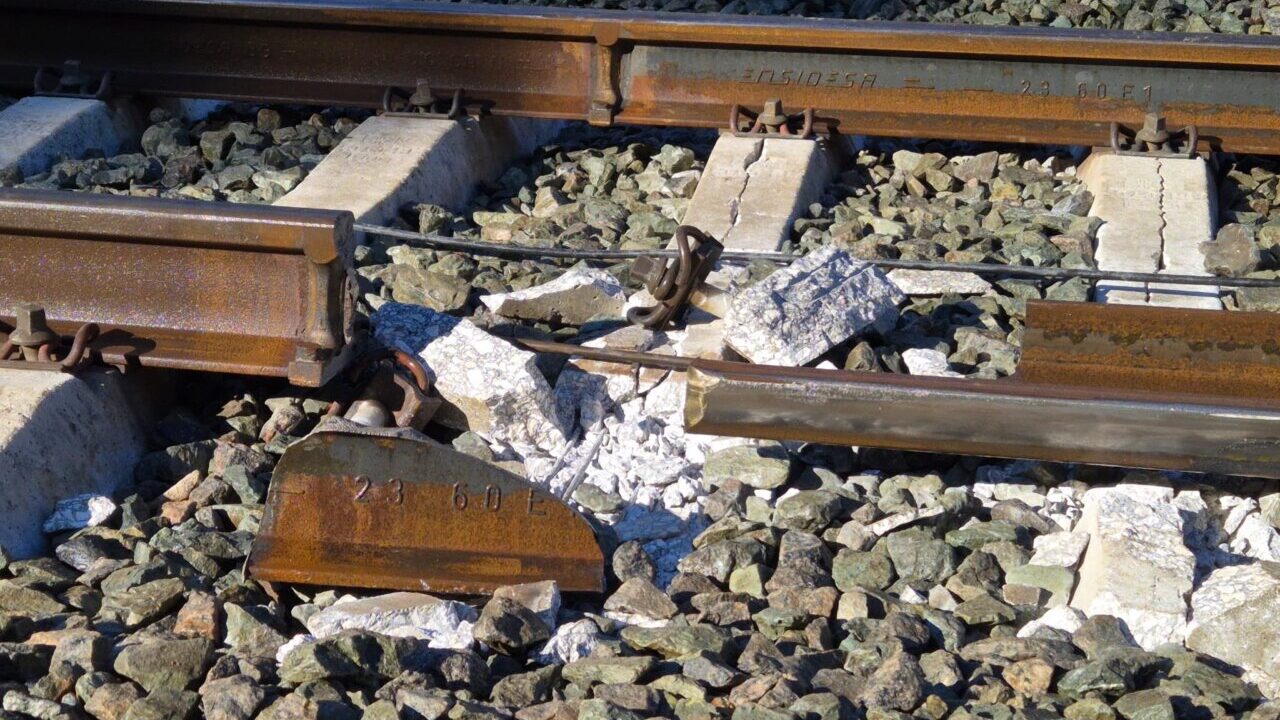 Vista de las v&iacute;as de tren donde ocurri&oacute; el descarrilamiento del tren Iryo