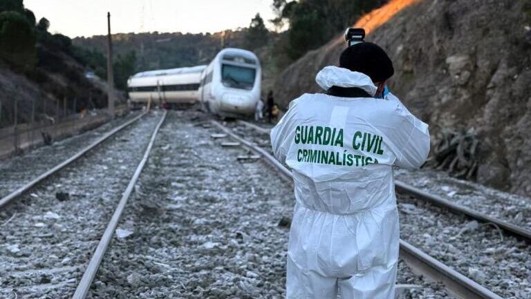 Agente de la Guardia Civil en la escena del descarrilamiento del tren en C&oacute;rdoba